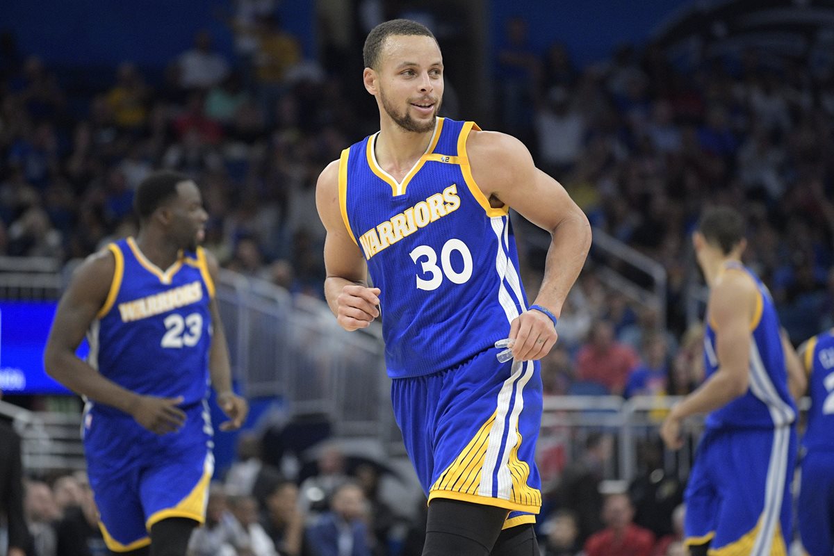 Los Warriors suman siete triunfos seguidos de la mano de Stephen Curry. (Foto Prensa Libre: AP)