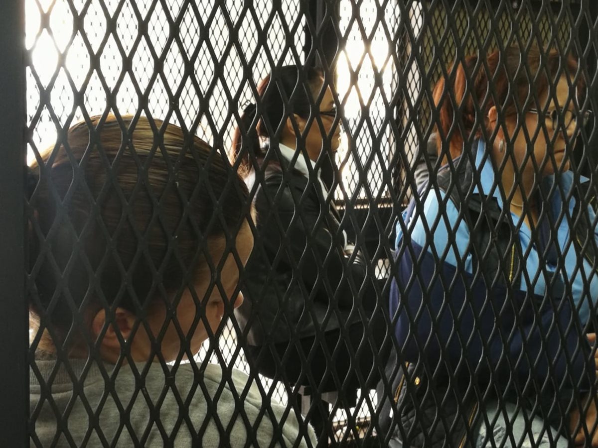 La exdiputada Daniela Beltranena y la exvicepresidenta Roxana Baldetti en la carceleta de tribunales. (Foto Prensa Libre: Javier Lainfiesta)