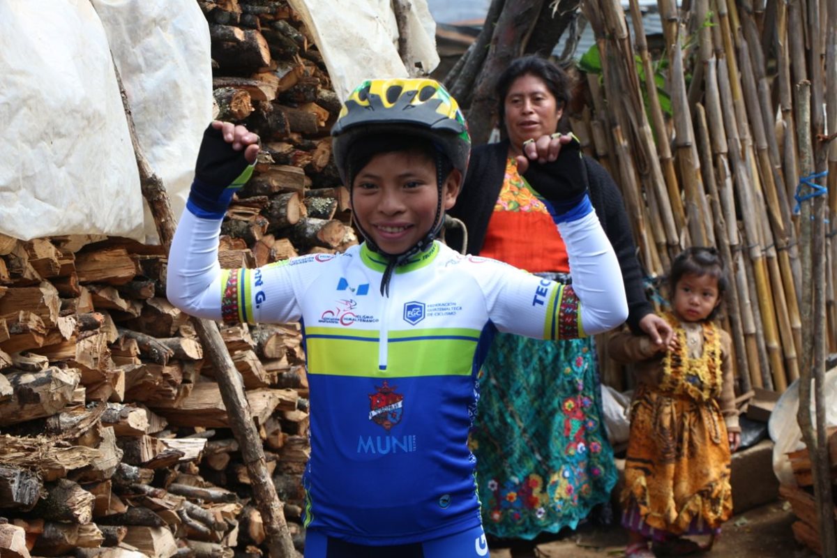 Édgar Estuardo Buch posa con alegría con su nuevo uniforme. (Foto Prensa Libre: Cortesía Nery Ajsivinac, Fedeciclismo)