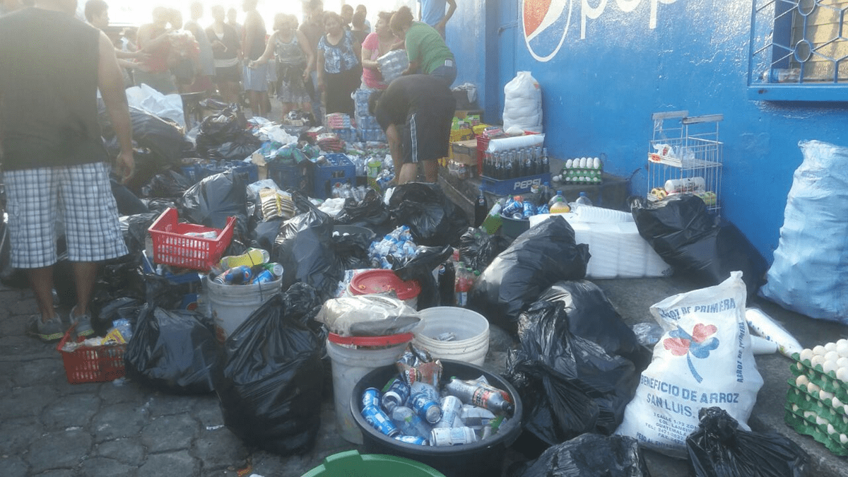 Algunos propietarios lograron sacar sus pertenencias de los locales. (Foto Prensa Libre: Cristian Icó)