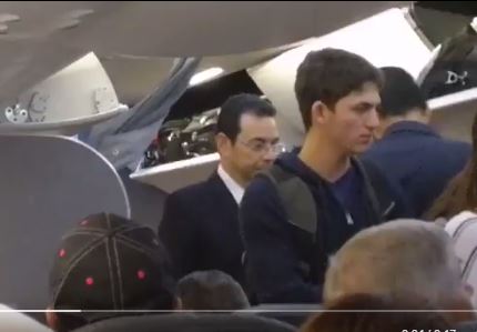 El presidente Jimmy Morales es captado por el enviado especial de Prensa Libre cuando aborda un vuelo comercial con destino a Nueva York para asistir a la ONU. (Foto Prensa Libre: Geovanni Contreras)