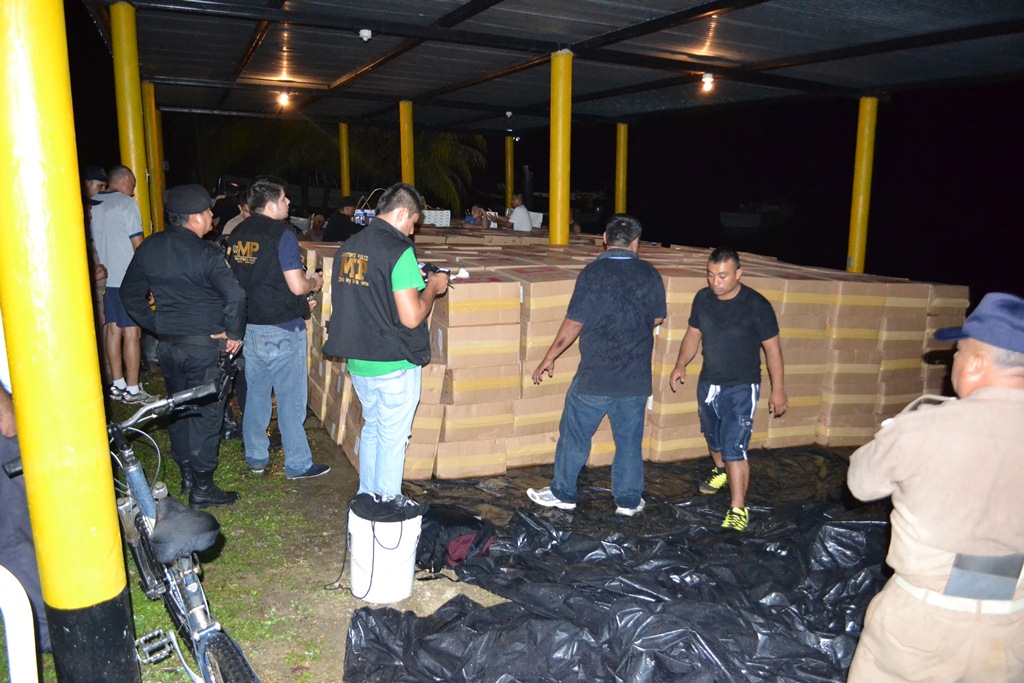 Algunas de las cajas con cigarrillos de contrabando que fueron decomisadas en Puerto Barrios, Izabal. (Foto Prensa Libre: Edwin Perdomo)