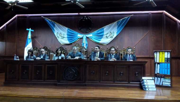 El pleno de la CC, que se integró con siete magistrados, da a conocer el fallo en conferencia de prensa. (Foto Prensa Libre: Óscar Rivas)