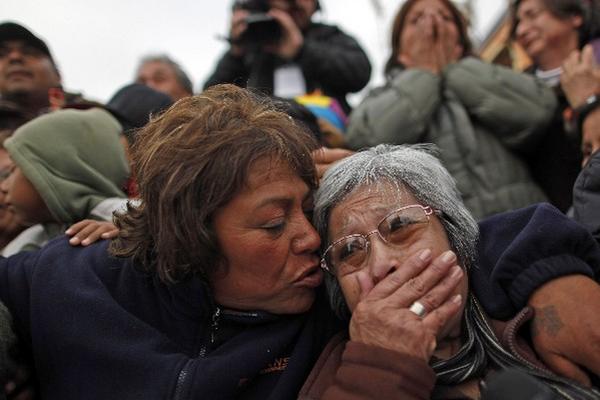 María Segovia, hermana del minero Darío Segovia, muy emocionada juanto a su mamá celebran la salida a la superficie de Dario Segovia. (AP)