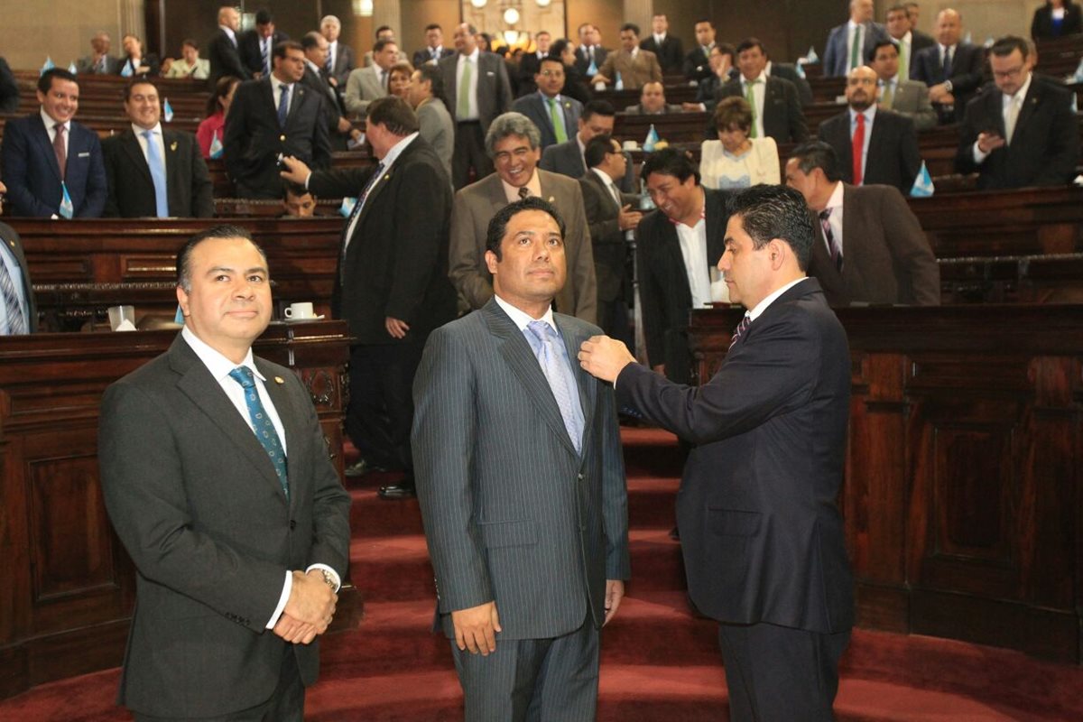 Fernando García Gudiel es juramentado como diputado en sustitución temporal de Luis Rabbé. (Foto Prensa Libre: Esbin García)