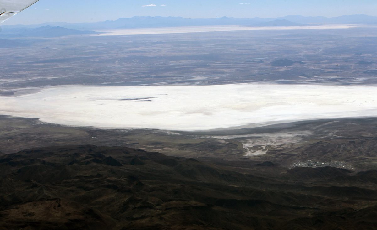 Vista aérea del lago Poopó, Oruro, Bolivia, que está en proceso de desertización. (Foto Prensa Libre: EFE).