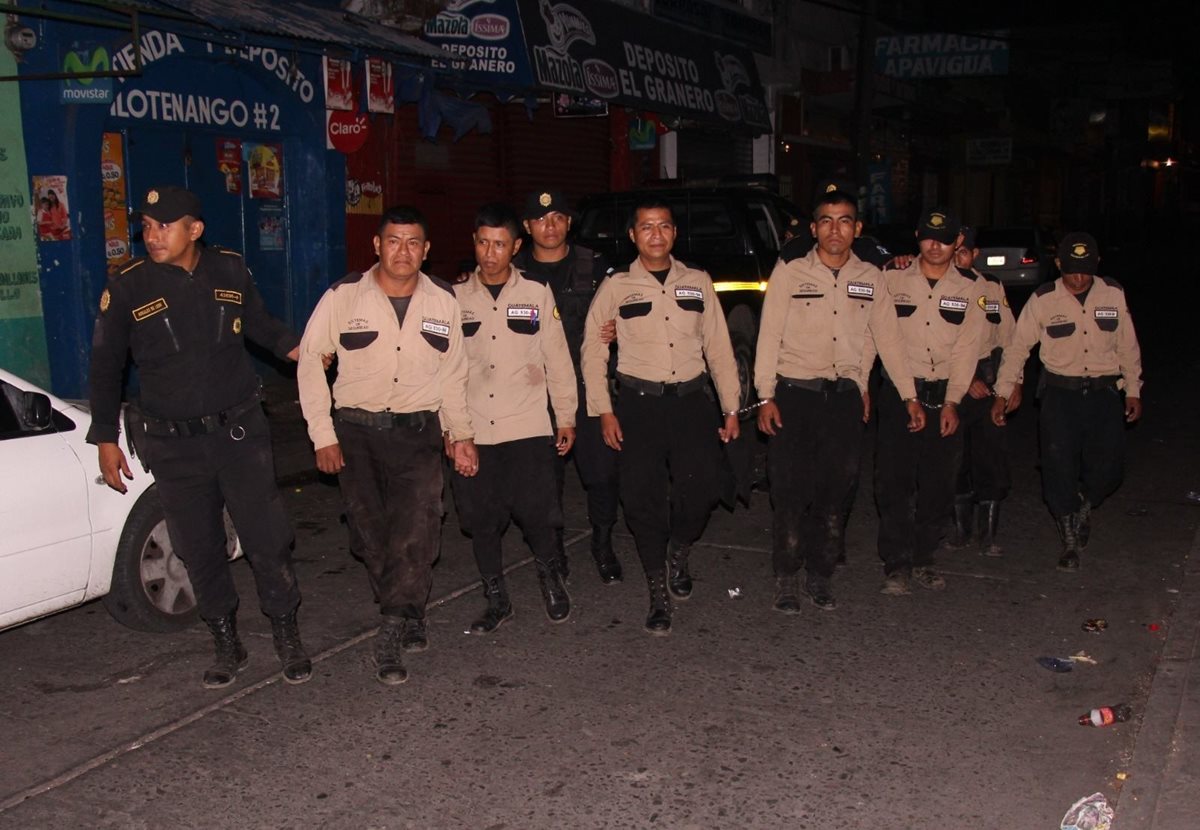 Guardias de seguridad capturados por la PNC en la ruta entre Escuintla y Taxisco, Santa Rosa. (Foto Prensa Libre. PNC)