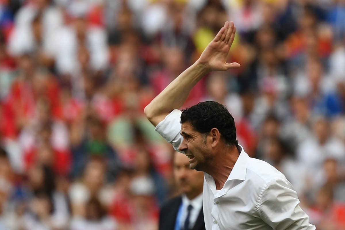 Fernando Hierro dirigió cuatro partidos con "la roja". Consiguió tres empates y una victoria. Solamente perdió en penaltis, (Foto Prensa Libre: AFP)