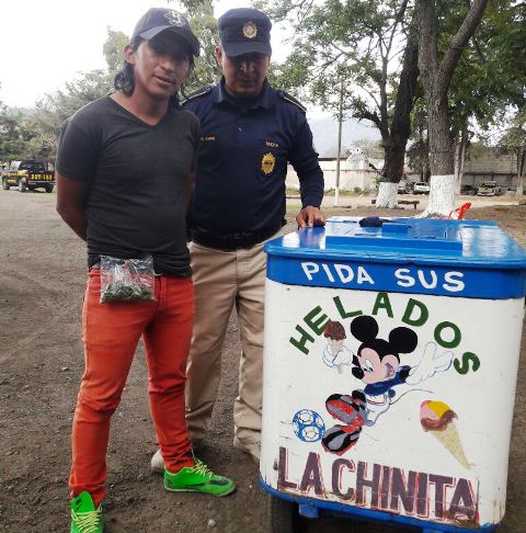Vendedor de helados es detenido en la Antigua Guatemala por distribuir droga. (Foto Prensa Libre: PNC)