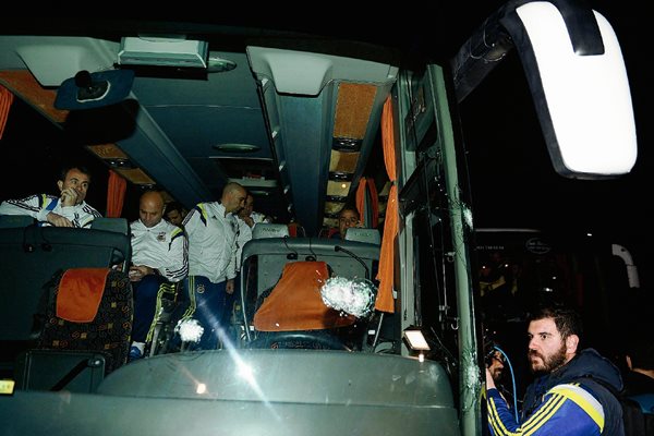 Los jugadores y cuerpo técnico del equipo vivieron momentos de tensión el sábado último. (Foto Prensa Libre: EFE)