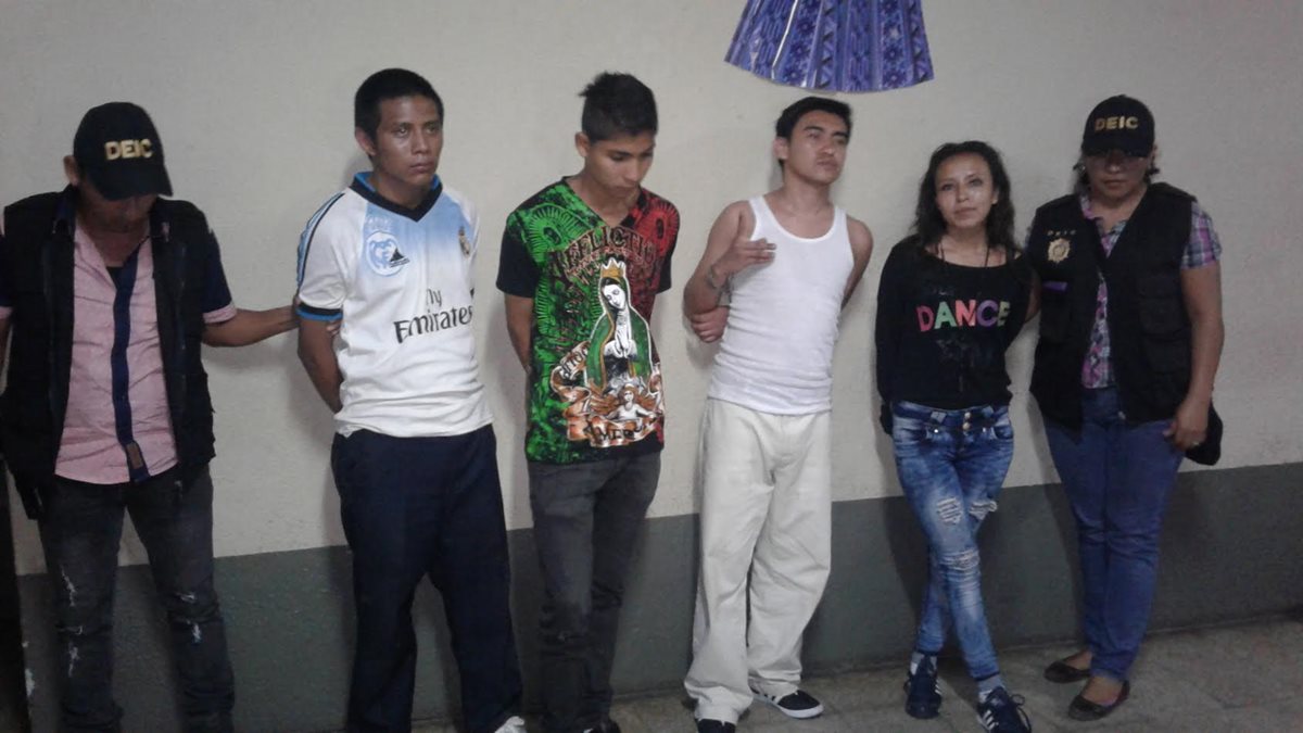 Cuatro de los capturados en Chicacao, Suchitepéquez, sindicados de pertenecer a una banda delincuencial. (Foto Prensa Libre: Melvin J. Popá)