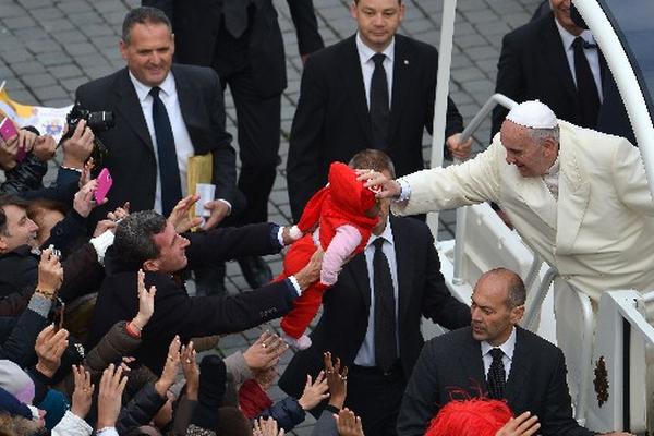 El papa Francisco  se ha caracterizado por su cercanía con los  niños  y enfermos.