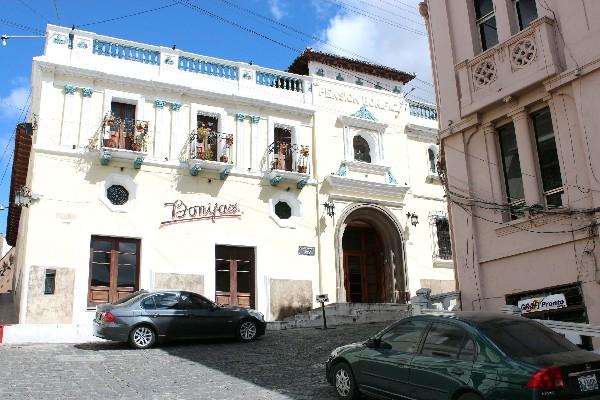 El hotel Pensión Bonifaz se sitúa  en el centro histórico de la ciudad de Quetzaltenango.