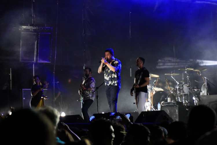 La banda guatemalteca Tijuana Love abrió el concierto y el público ovacionó su actuación.