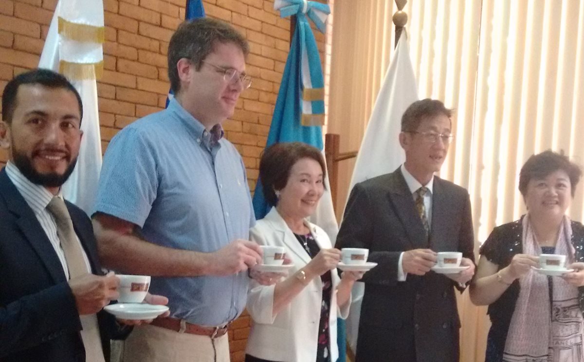 Delegación de compradores taiwaneses interesados en café nacional. (Foto Prensa Libre: cortesía Anacafé)