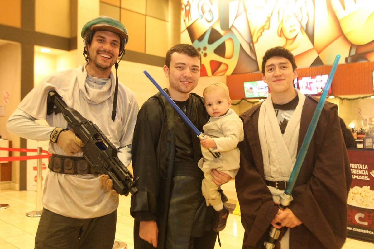 Disfraz de Obi Wan Kenobi es el que más se podía observar en el preámbulo del estreno de Rogue One, en Arkadia Shopping. (Fotos Prensa Libre, Álvaro Interiano)