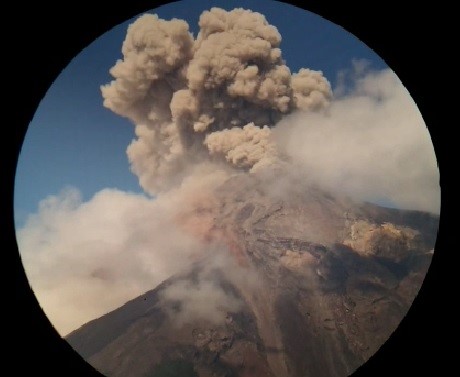 La explosión del viernes en el Volcán de Fuego provino de una fisura a 300 metros del cráter. (Foto Prensa Libre: captura de video)