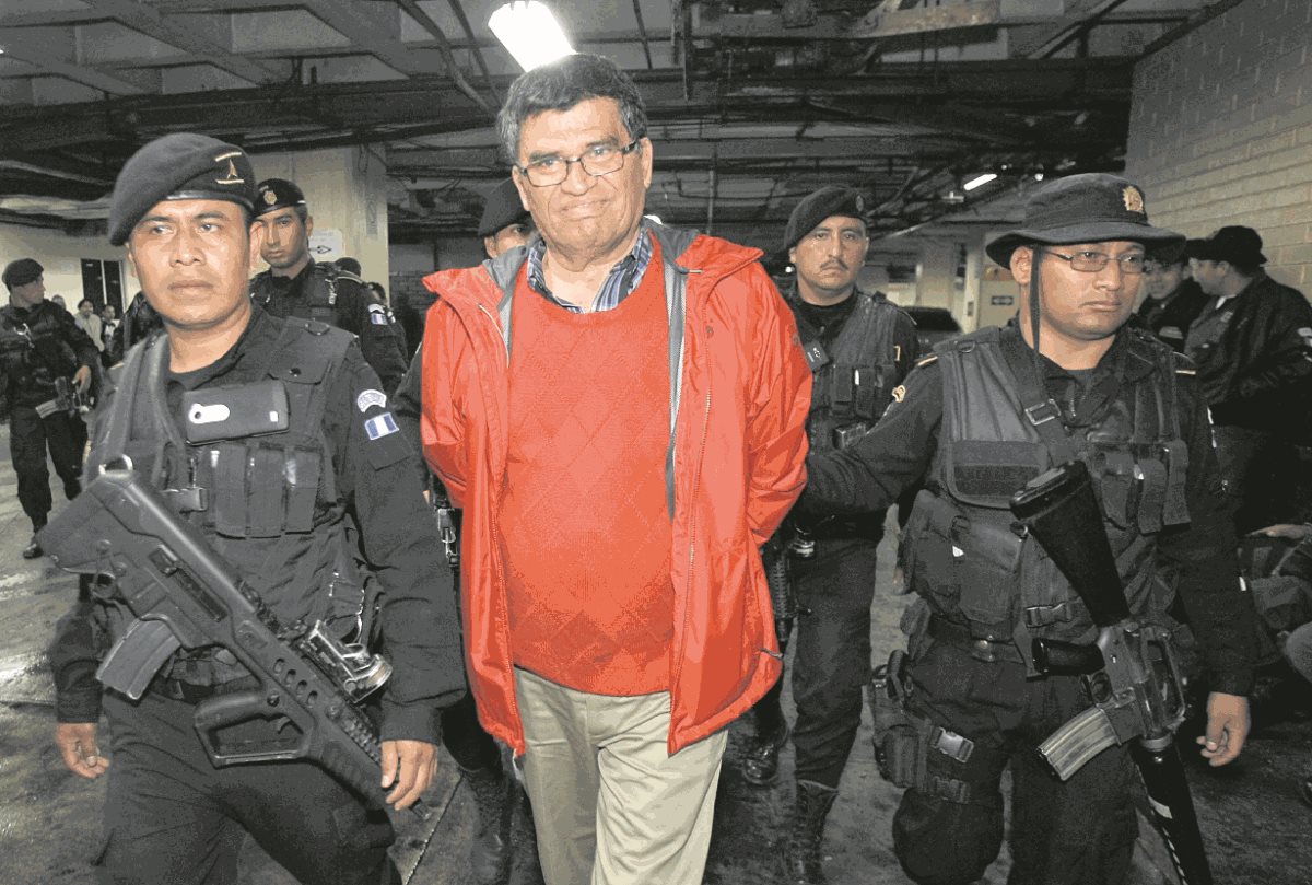 En 1987, Arnoldo Medrano empezó labores en la Municipalidad de Chinautla, como tesorero, (Foto Prensa Libre: Hemeroteca PL)