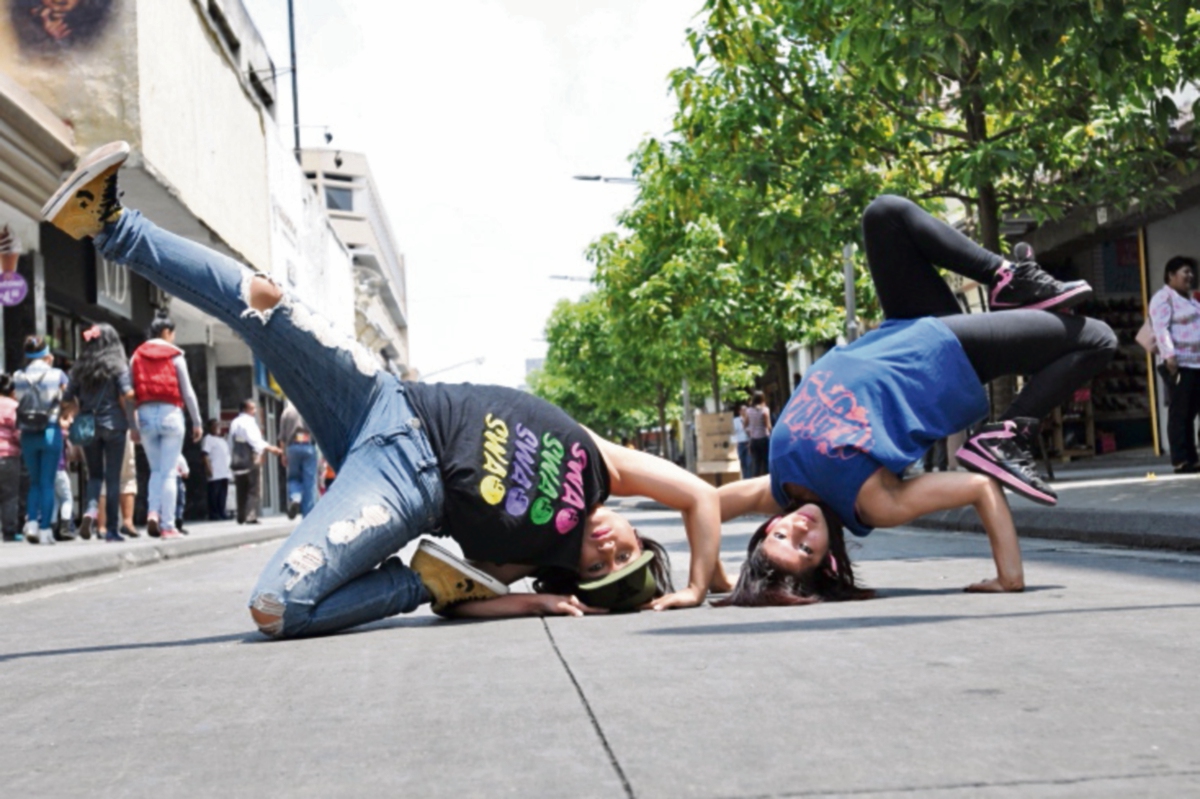 Bgirl Ale y Bgirl Flamita son parte de las 16 concursantes de la competencia nacional. (Foto Prensa Libre: Ana Lucía Ola)