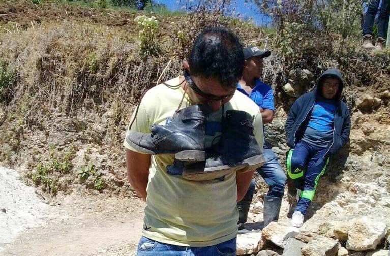 Homero Agustín Chávez fue capturado por una turba que lo pretendía linchar en Aguacatán, Huehuetenango, pero el diálogo con autoridades lo evitó. (Foto Prensa Libre: Mike Castillo).