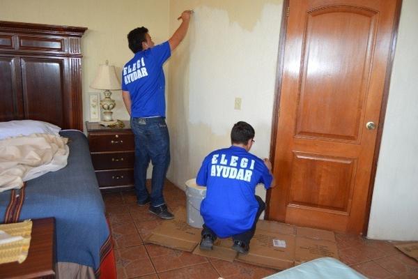 Voluntarios pintan una de las áreas del hospital a cargo de la Fundación Esperanza de Vida, en Río Hondo. (Foto Prensa Libre: Víctor Gómez) <br _mce_bogus="1"/>