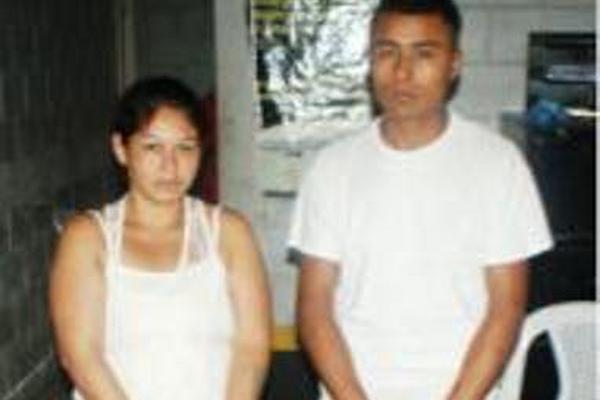 Los dos presuntos asaltantes permanecen en la subestación de la PNC, en Santa Elena. (Foto Prensa Libre: Rigoberto Escobar)<br _mce_bogus="1"/>