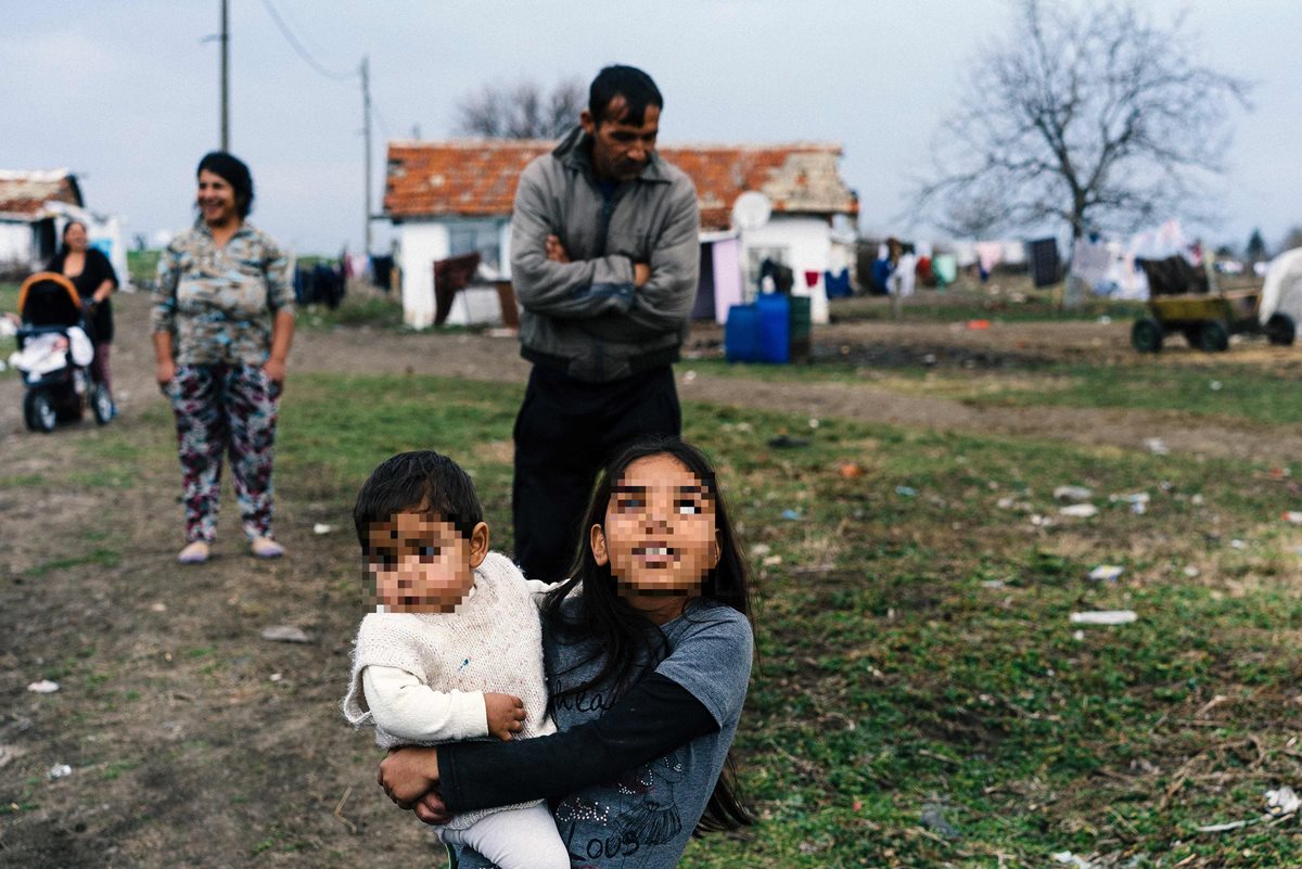 Frente a la miseria los padres indigentes están vendiendo sus recién nacidos con la ayuda de traficantes a la vecina Grecia, donde las leyes de adopción son débiles. (Foto Prensa Libre: AFP).
