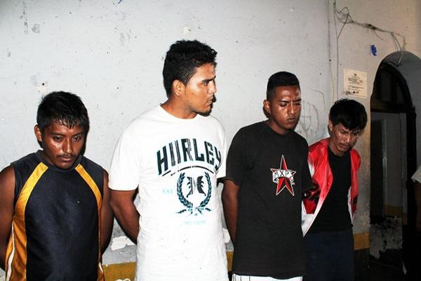 Los cuatro detenidos fueron puestos a disposición de un juzgado. (Foto Prensa Libre: Rolando Miranda).