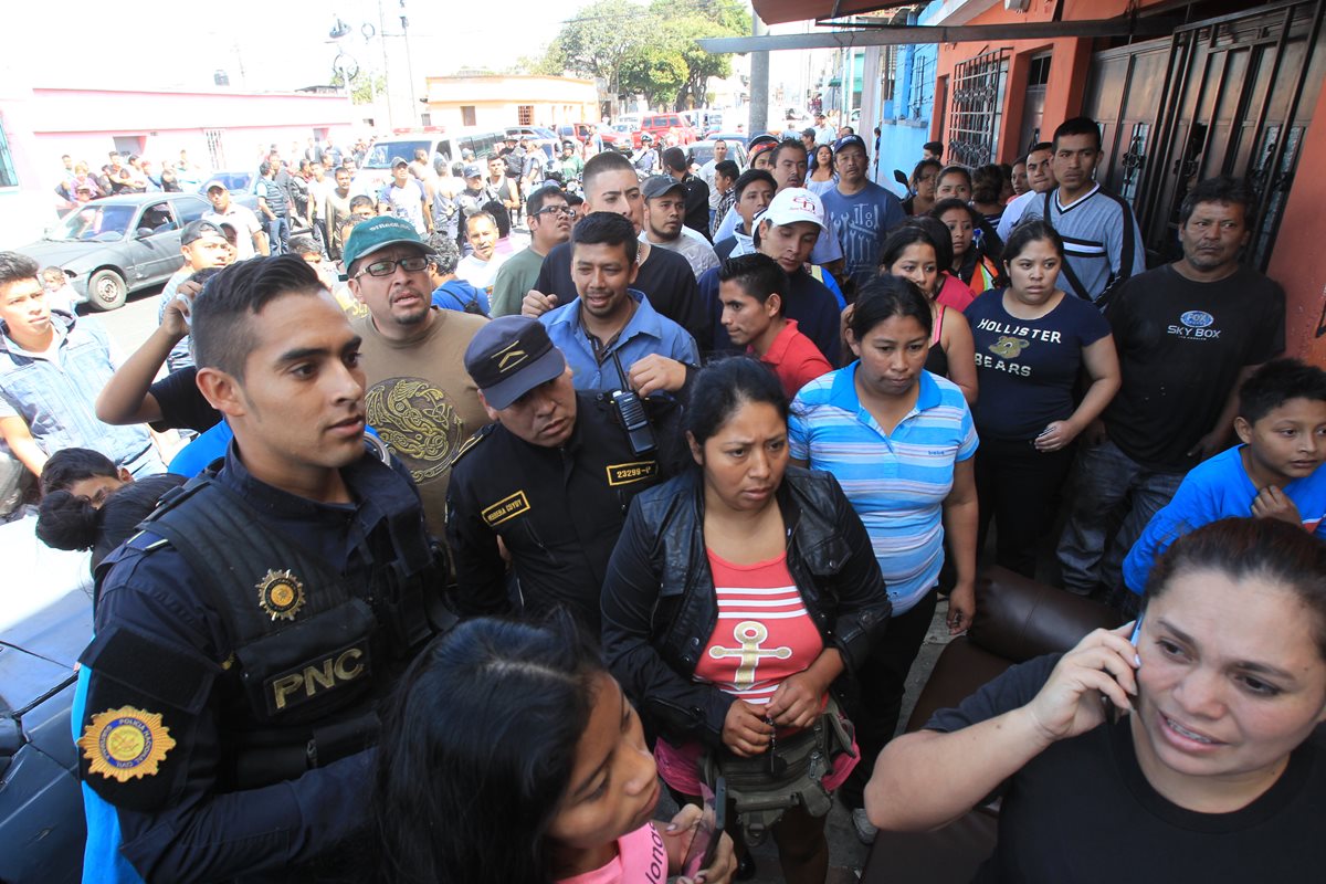 Vecinos buscan a un hombre para lincharlo, después que disparara en contra de un mototaxista en la Reformita, zona 12.(Foto Prensa Libre: Estuardo Paredes)