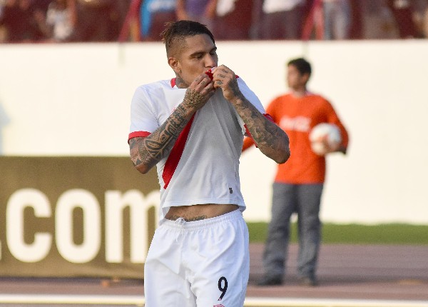 Paolo Guerrero celebra luego de anotar el gol del triunfo de Perú contra Paraguay. (Foto Prensa Libre: EFE)