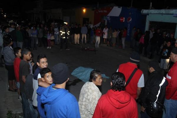Supuesto pandillero es ultimado a balazos. (Foto Prensa Libre: Hugo Oliva)