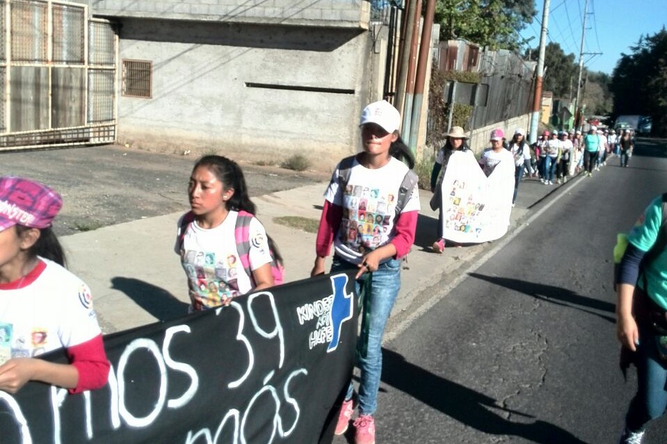 Menores se desplazan sobre la ruta Interamericana para pedir justicia por el Hogar Seguro. (Foto Prensa Libre: Cortesía).