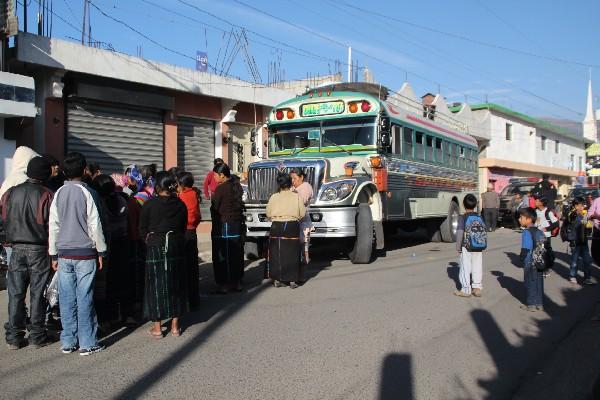 Vecinos de Nahualá, Sololá, observan el autobús  donde fue ultimado el maestro Juan Toribio Tzoc Canastuj.
