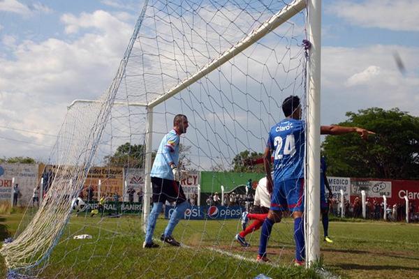Morandi no pudo evitar el cabezazo de Álvarez. (Foto Prensa Libre: Hugo Oliva)