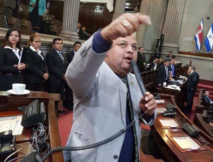 El diputado Augusto César Sandino Reyes Rosales durante una sesión plenaria en el Congreso de la República. (Foto Prensa Libre: Hemeroteca PL).