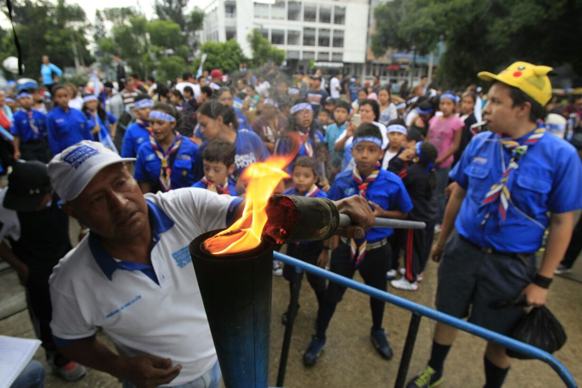 Actividades cívicas, desfiles y antorchas, complicarán el tránsito en la capital. (Foto Prensa Libre: Paulo Raquec)