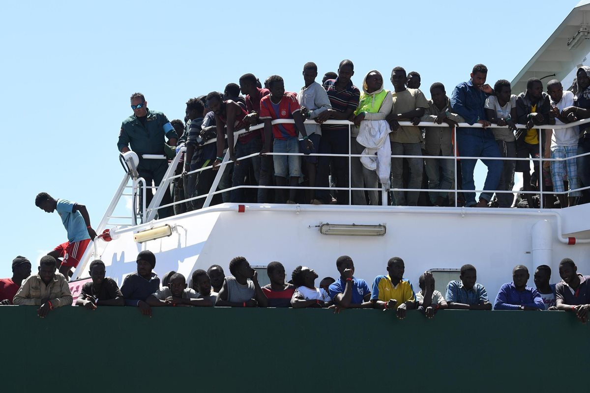 Migrantes esperan desembarcar en suelo italiano después de haber sido rescatados. (Foto Prensa Libre: AP)