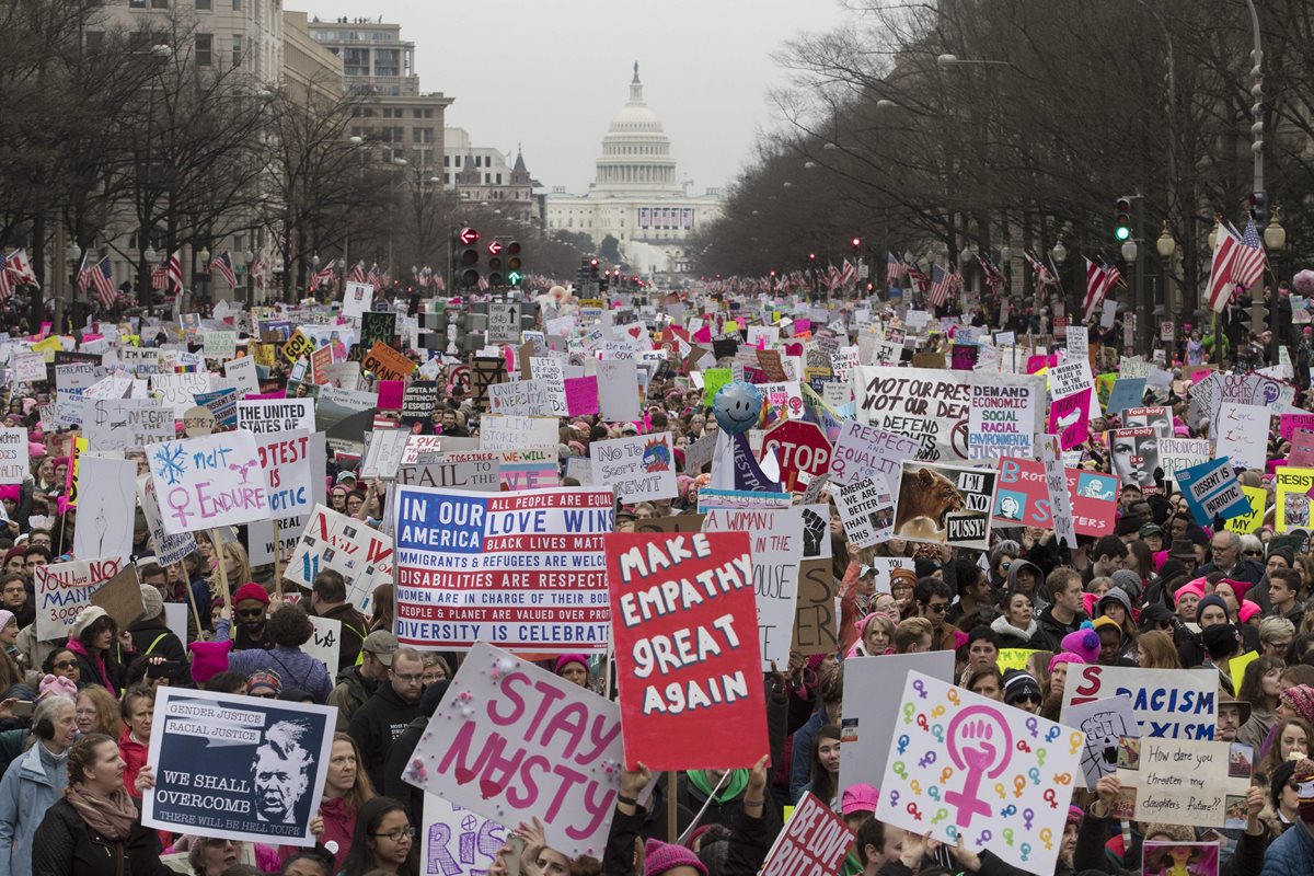 Miles de mujeres se manifiestan contra Trump en la emblemática Avenida Pensilvania, Washington. (Foto Prensa Libre: EFE).