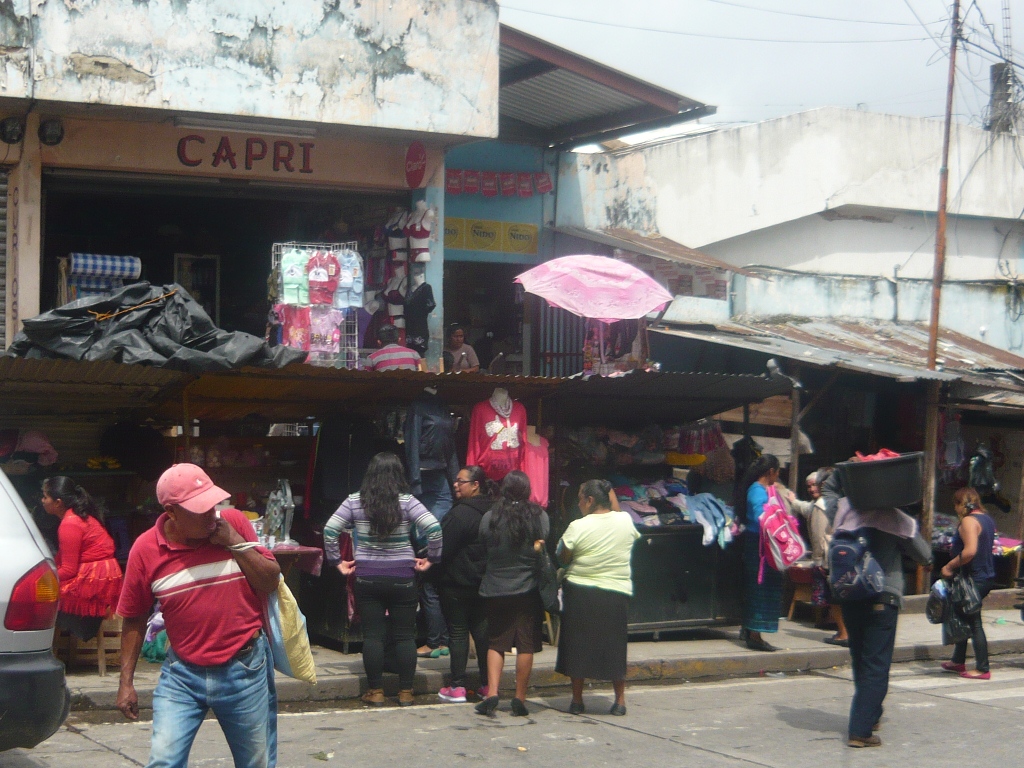 Ingreso al mercado municipal de San Marcos, donde se registró la explosión. (Foto Prensa Libre: Genner Guzmán)