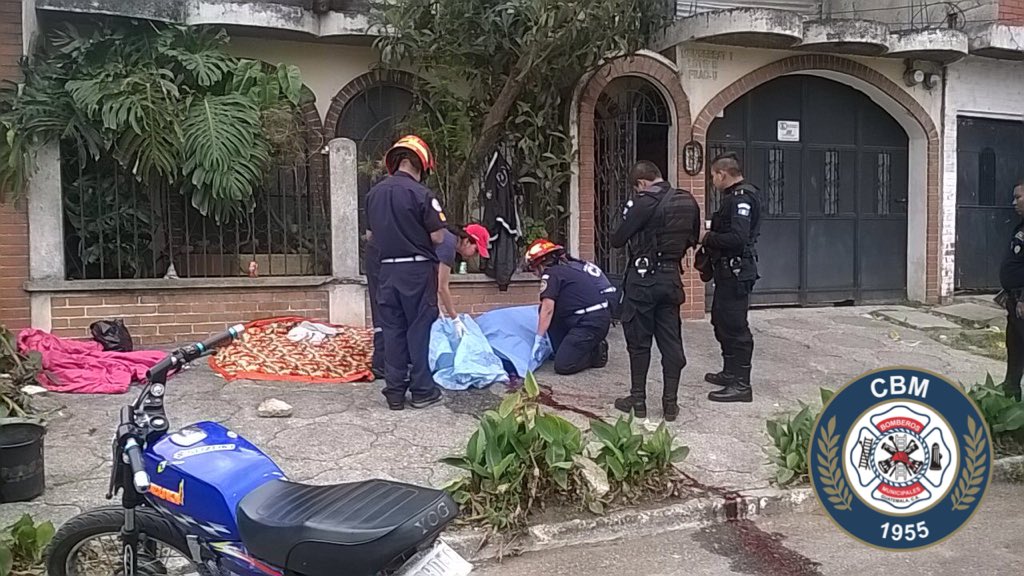Una persona murió y otras dos fueron heridas en un ataque armado en la colonia Montserrat 1, zona 4 de Mixco. (Foto Prensa Libre: CBM)
