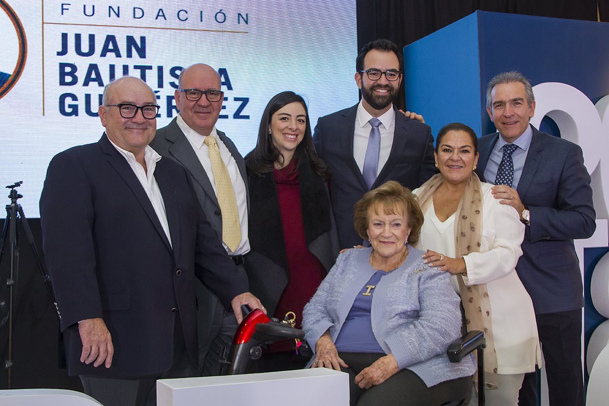 La familia Bosch Gutiérrez estuvo presente en la premiación que se realizó recientemente en un hotel de la capital. (Foto Prensa Libre: Cortesía)