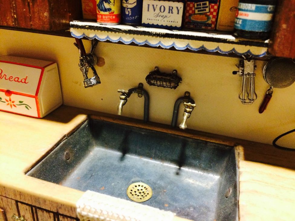 El nivel de detalle es tal que, sin saber que se trata de un modelo, en la foto es fácil confundirlo con un espacio real. OFICINA DE MEDICINA LEGAL DE MARYLAND