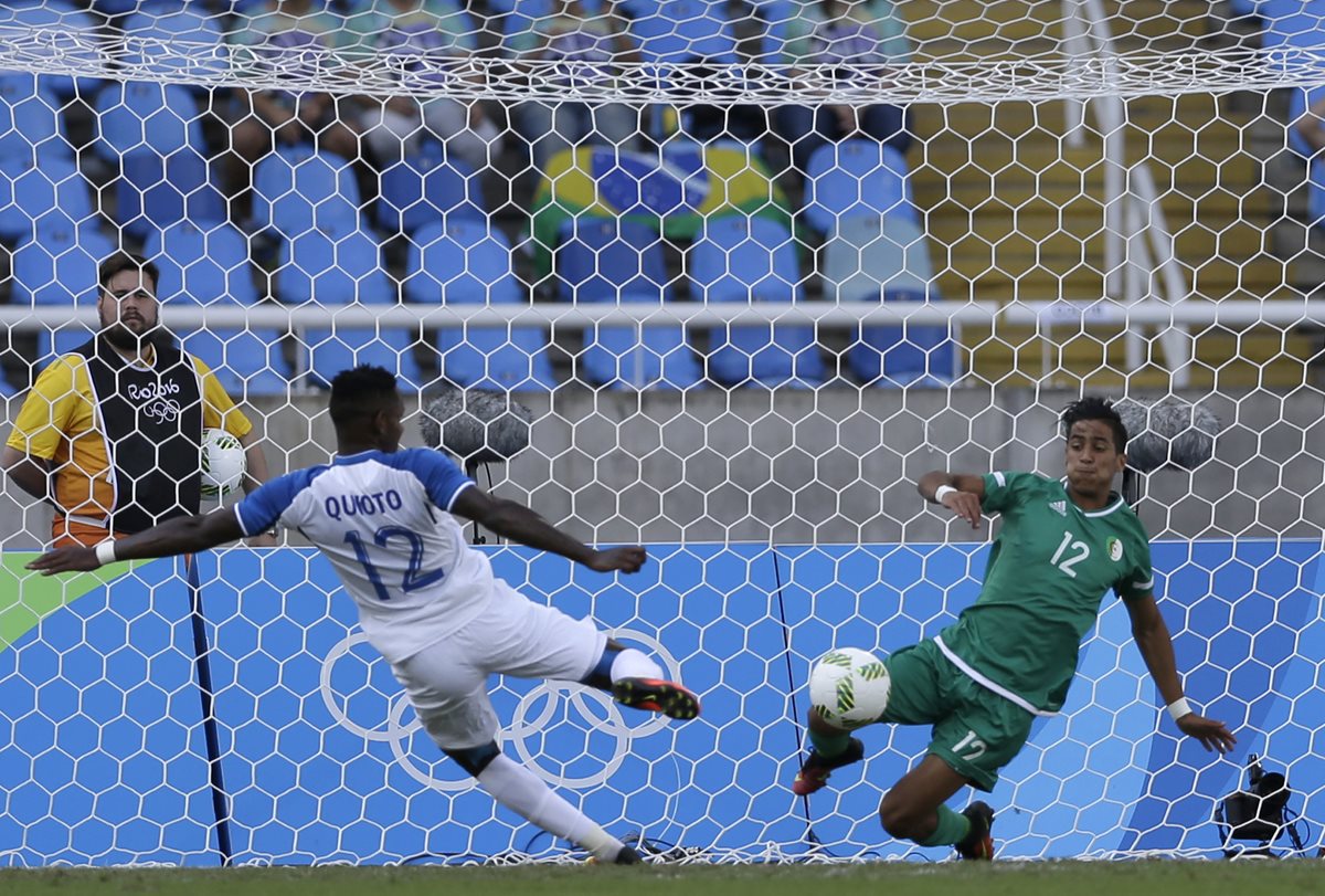 El hondureño Rommell Quioto remata para abrir el marcador contra Algeria que ganaron los catrachos 3-2. (Foto Prensa Libre:AP)