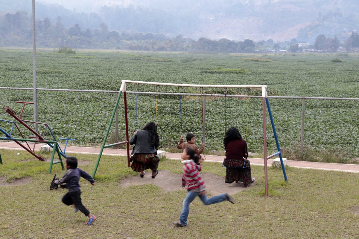 Niños juegan en las orillas de la laguna Chichoj, la cual se espera rescatar. (Foto Prensa Libre: Eduardo Sam)