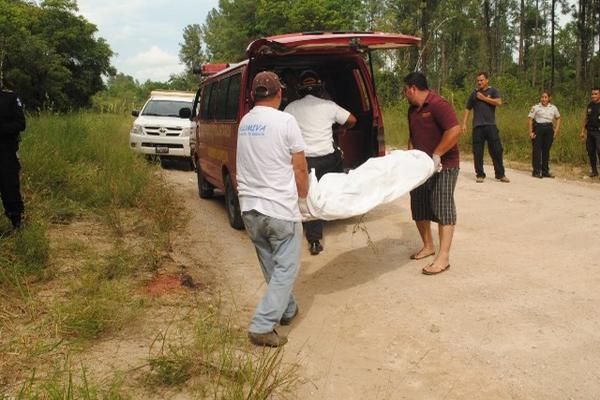 La fémina no fue identificada, solamente se informó que el cadáver tenía heridas ocasionadas con arma blanca. (Foto Prensa Libre: Rigoberto Escobar)