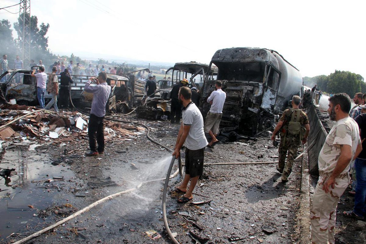 Soldados y civiles resguardan la zona donde el pasado 5 de septiembre ocurrió otro atentado en Al Hasaka donde murieron al menos 30 personas. (Foto Prensa Libre: EFE).