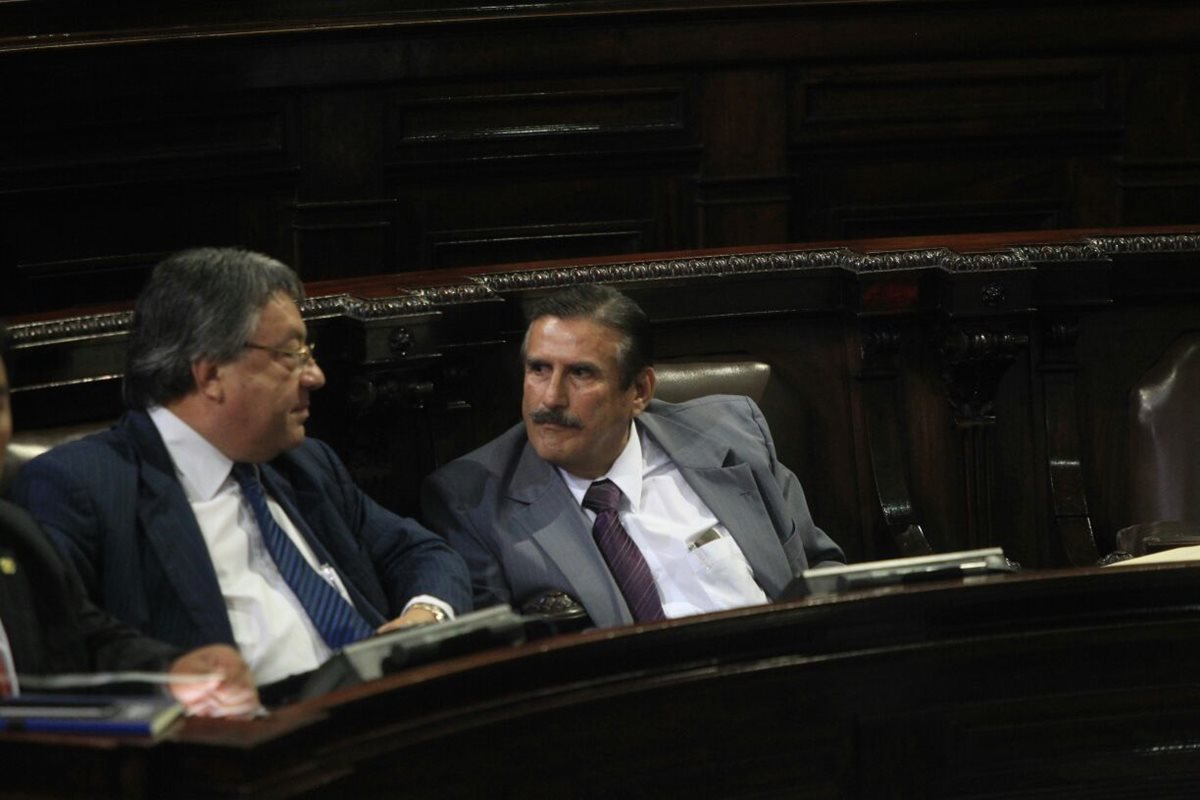 El diputado Roberto Kestler -saco gris-, conversa con el parlamentario César Fajardo, durante la sesión plenaria en el Congreso. (Foto Prensa Libre: Esbin García)