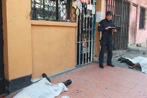 Un vendedor de una empresa de embutidos, un ayudante y un custodio murieron en un asalto en un sector de la zona 12. (Foto Prensa Libre: Estuardo Paredes)<br _mce_bogus="1"/>