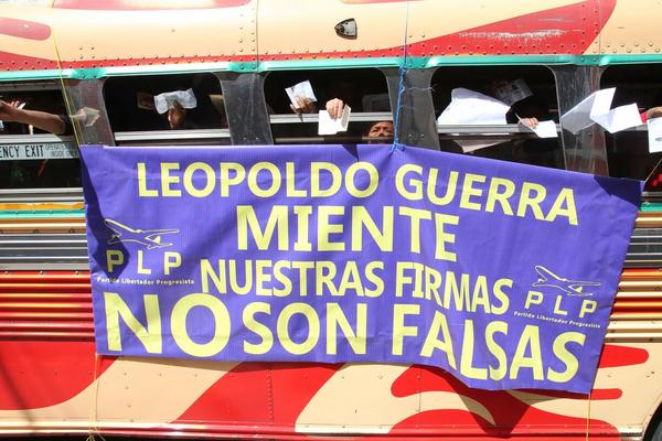 Afiliados del Partido Libertador Progresista protestan frente al TSE y niegan falsificación de firmas. (Foto Prensa Libre: P. Raquec)
