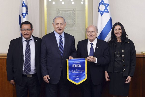 El primer ministro de Israel, Benjamin Netanyahu, junto al presidente de la Fifa Joseph Blatter, durante la reunión que mantuvieron en Jerusalén, Israel. (Foto Prensa Libre: EFE)